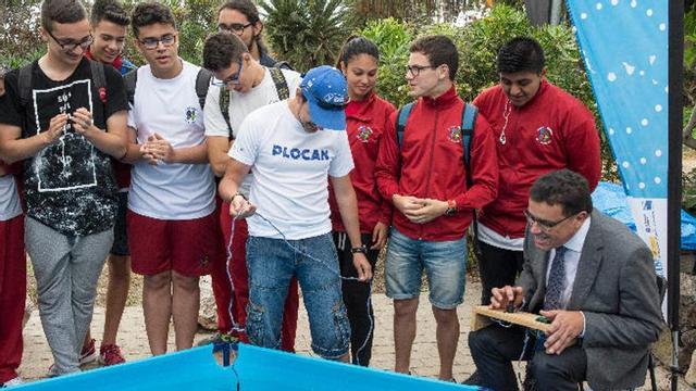 Manuel Miranda con escolares de la Isla en 'Encuentros por la Ciencia'.