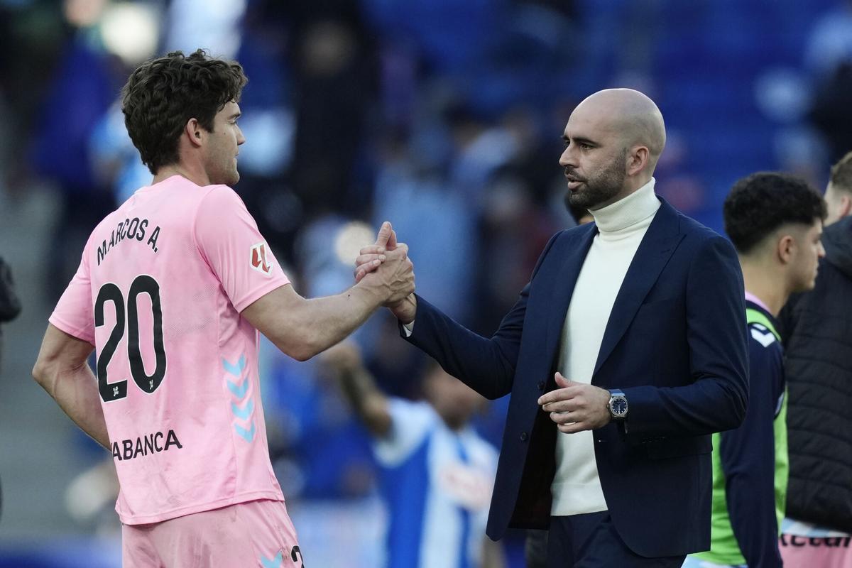 BARCELONA, 14/02/2026.- El entrenador del Celta Claudio Giráldez (d) saluda al jugador Marcos Alonso tras el partido de Liga que el Espanyol y el Celta disputan este sábado en el RCDE Stadium, en Barcelona. EFE/ Enric Fontcuberta. Fútbol. Primera división. Temporada 2025 2026. Liga