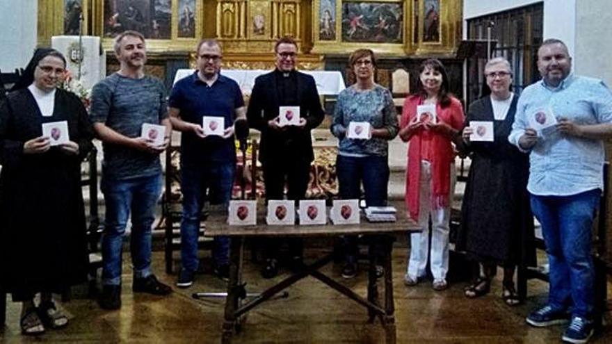 Los participantes en la presentación del disco dedicado a Santa Teresa de Jesús muestran la portada del trabajo.