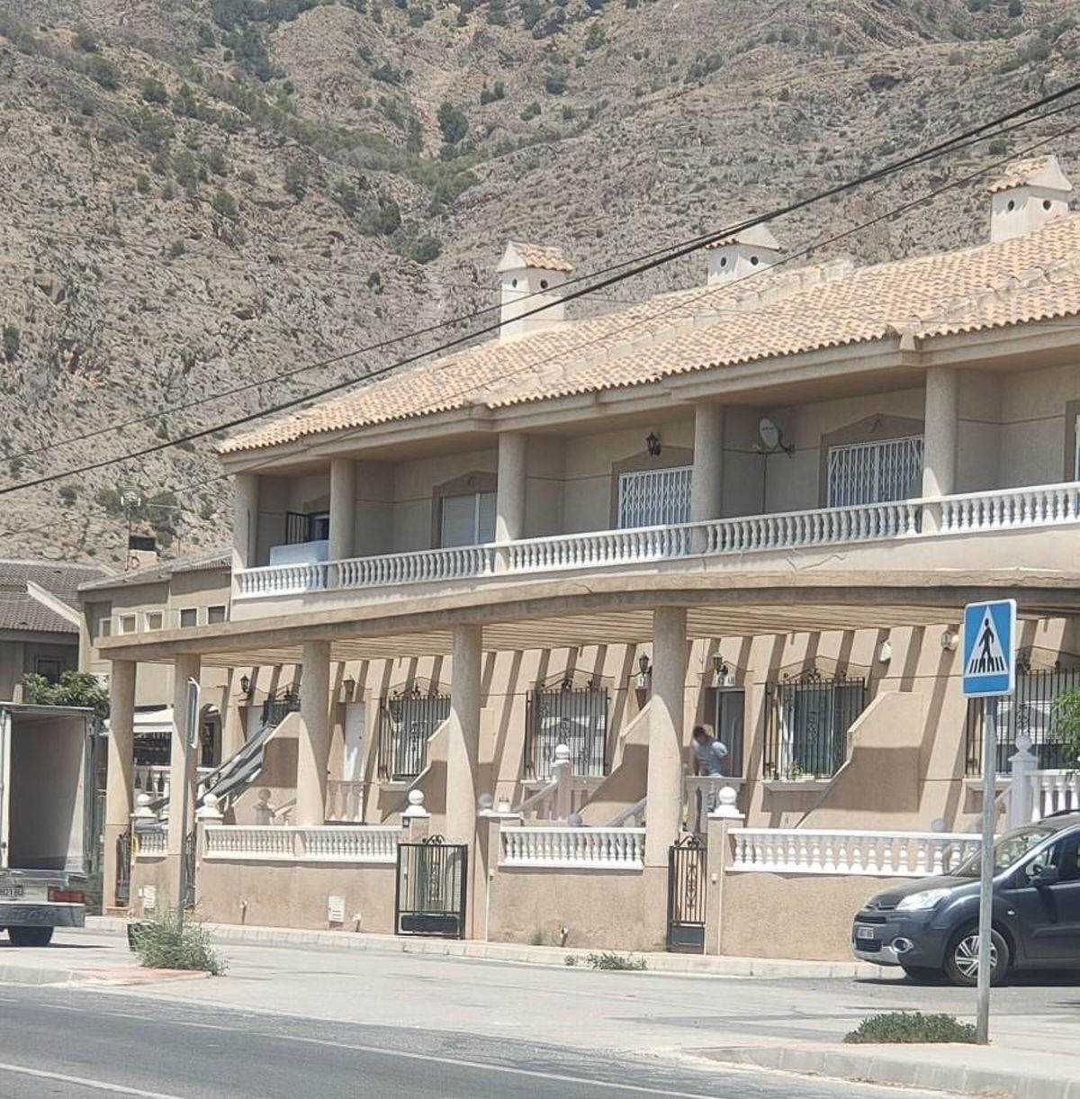 Un hombre sale de la vivienda donde se ha producido el tiroteo