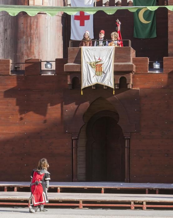 Un centenar de chavales, integrantes de las comparsas de San Vicente, celebran por segundo año la Embajada Infantil a las puertas del Castillo.