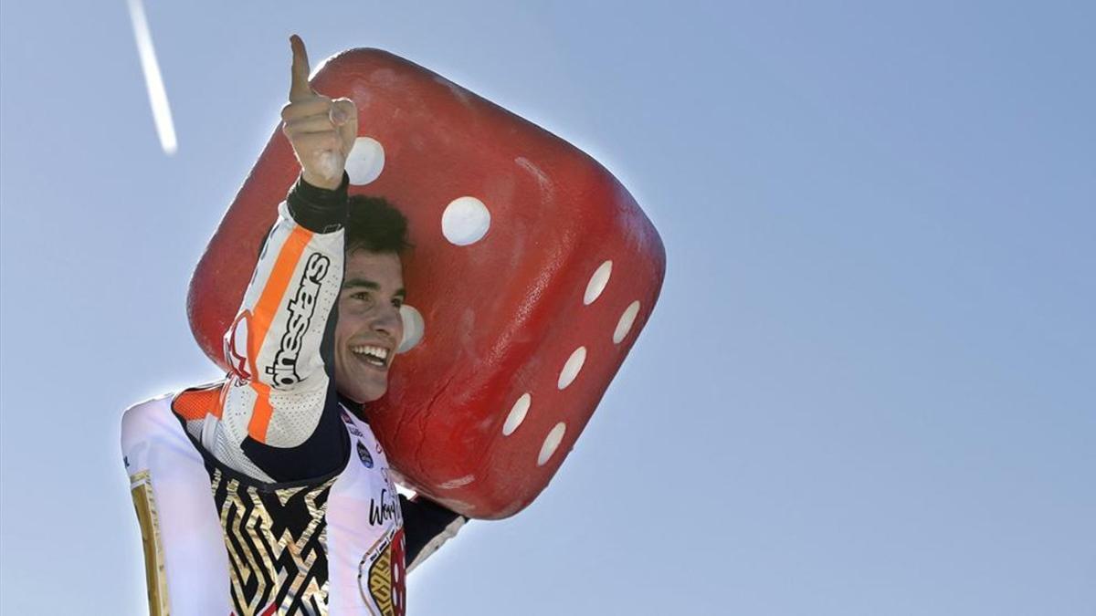 Márquez, celebrando el título con la afición con el ya famoso dado