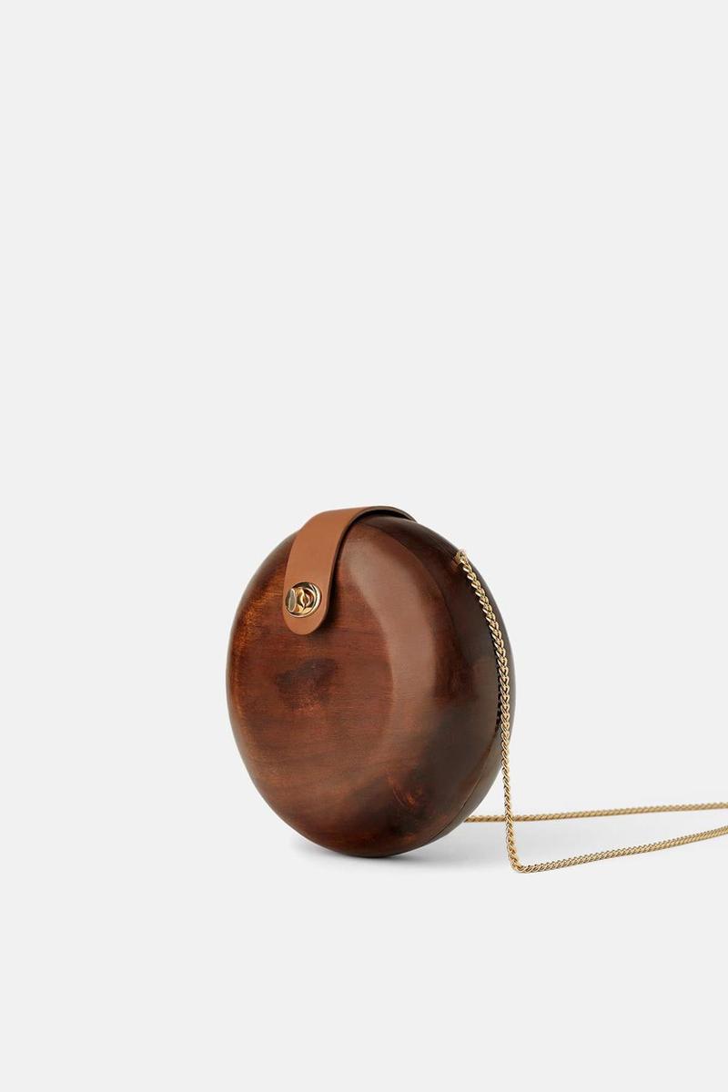 Bolso bandolera de madera de Zara. (Precio: 29, 95 euros)
