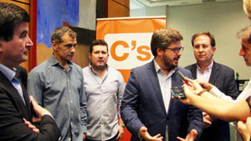 El secretario de Organización de C´s, ayer con miembros del comité territorial.