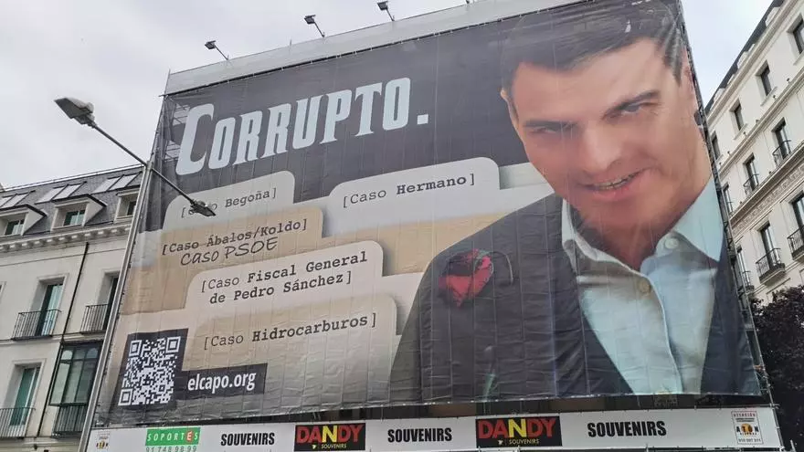 Una lona de Hazte Oír acusa de “corrupto” a Pedro Sánchez frente al Congreso