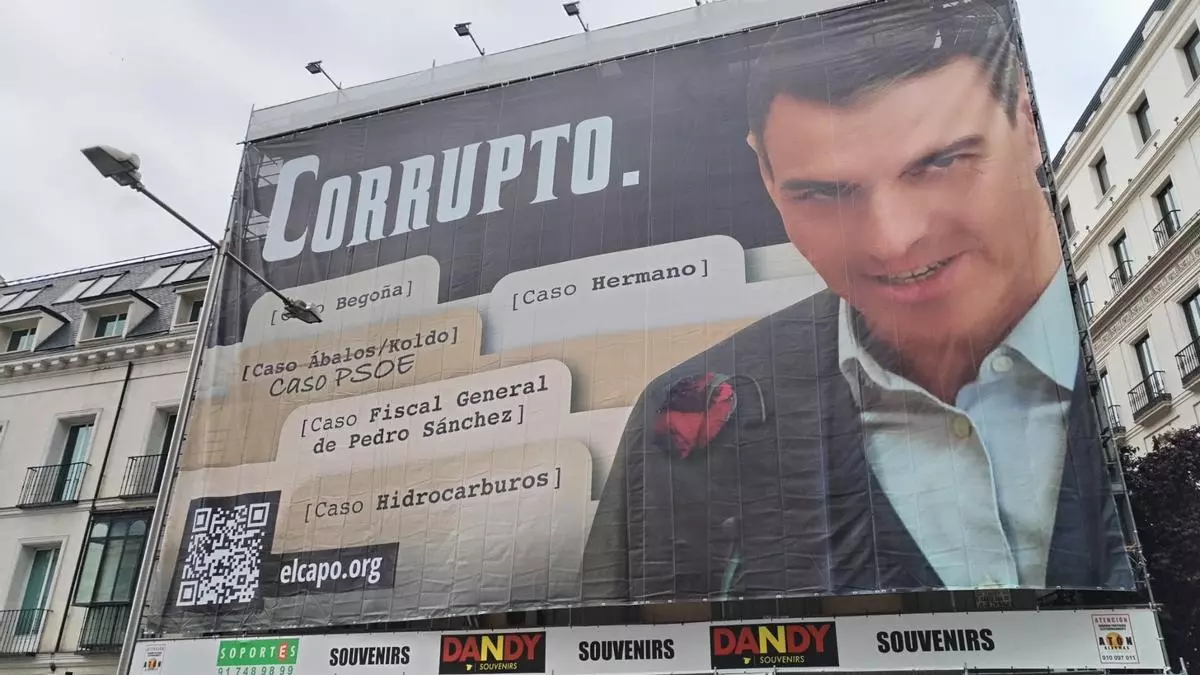 Retirada una lona frente al Congreso con la foto de Sánchez y la palabra "corrupto" tras la denuncia del PSOE
