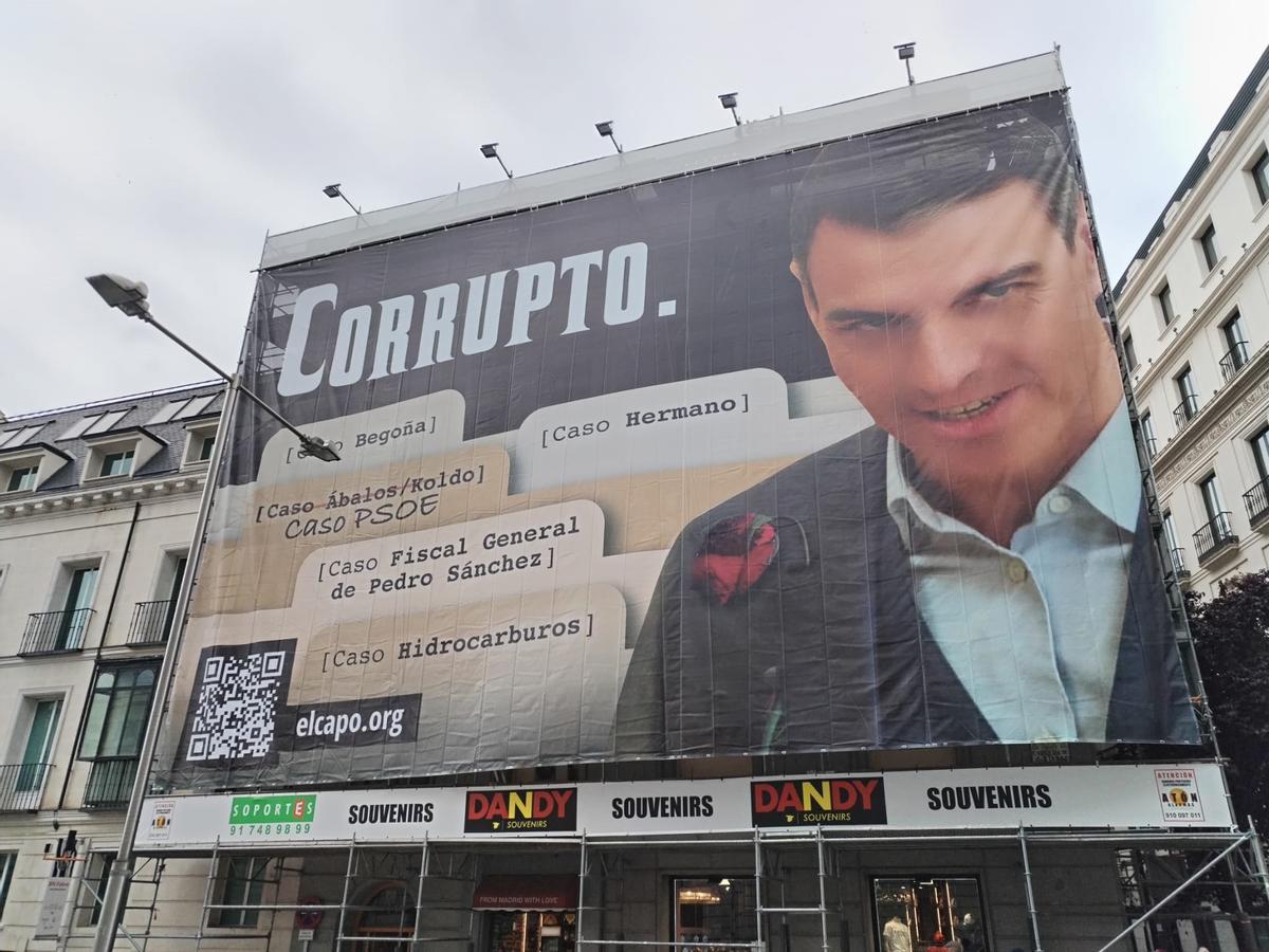 Una lona de Hazte Oír acusa de “corrupto” a Pedro Sánchez frente al Congreso