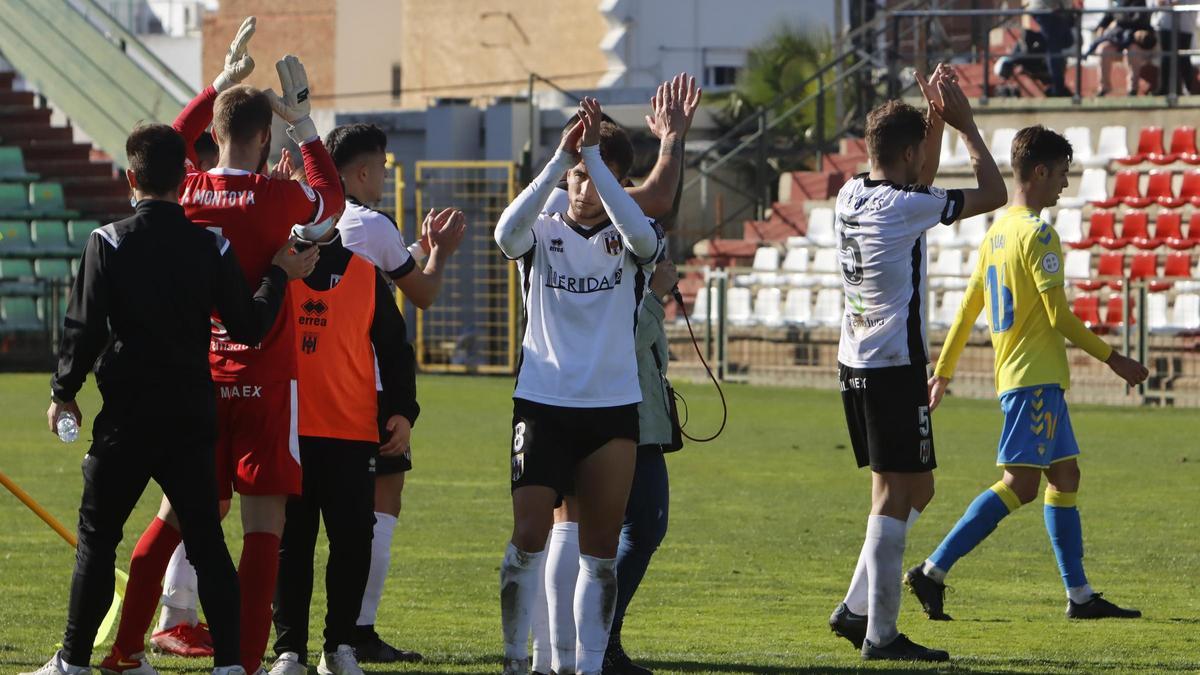 Los jugadores agradecen el apoyo del público, al final.