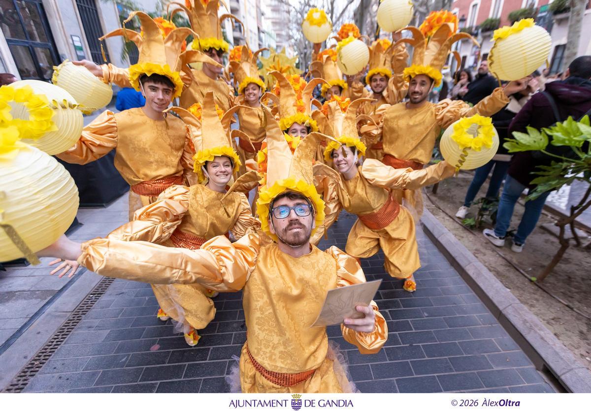 El viento sí respeta la Cavalcada del Ninot de Gandia que luce como nunca