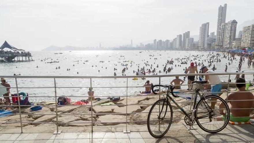 La playa de Levante, llena de turistas, en una foto tomada desde el Rincón de Loix