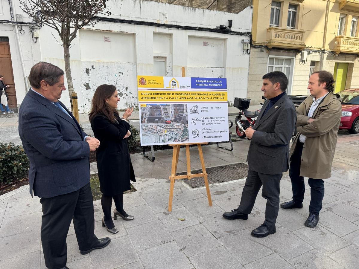 El subdelegado del Gobierno, Julio Abalde; la alcaldesa, Inés Rey; el delegado del Gobierno, Pedro Blanco; y el concejal de Urbanismo, Francisco Díaz, ante el solar donde se levantarán las once viviendas en Adelaida Muro.