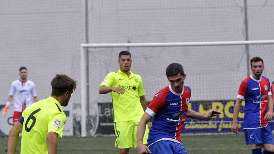 Nacho Calvillo golpea el balón en el duelo ante el Almería B.