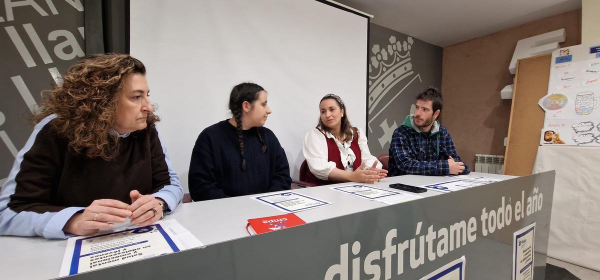 Por la izquierda, Covadonga Fernández, responsable de la Oficina Joven Municipal del Ayuntamiento de Llanes; Claudia Lera García, presidenta del CMPA; Priscila Alonso, concejala de Servicios Sociales del Ayuntamiento de Llanes, y Xavi Bonastre, formador.