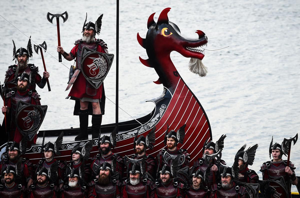 Celebración de la influencia de los vikingos escandinavos en las Islas Shetland, con hasta 1,000 guizers (hombres disfrazados) arrojando antorchas encendidas en su bote vikingo y prendiéndolo fuego más tarde en la noche.