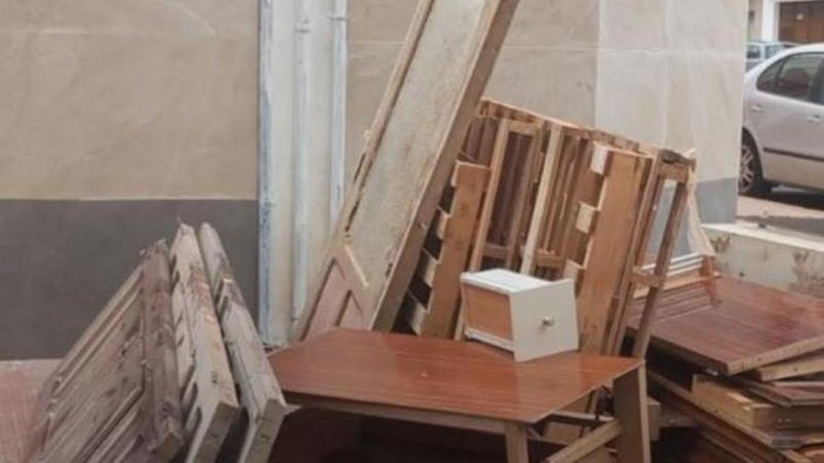 Muebles abandonados en la calle en Alginet.