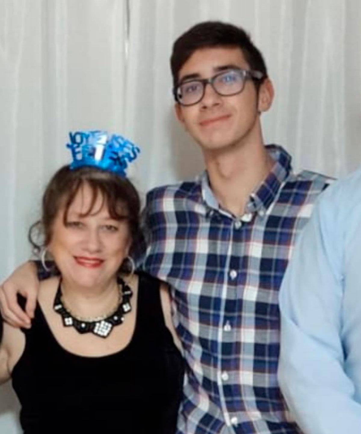 Madre e hijo, abrazados.