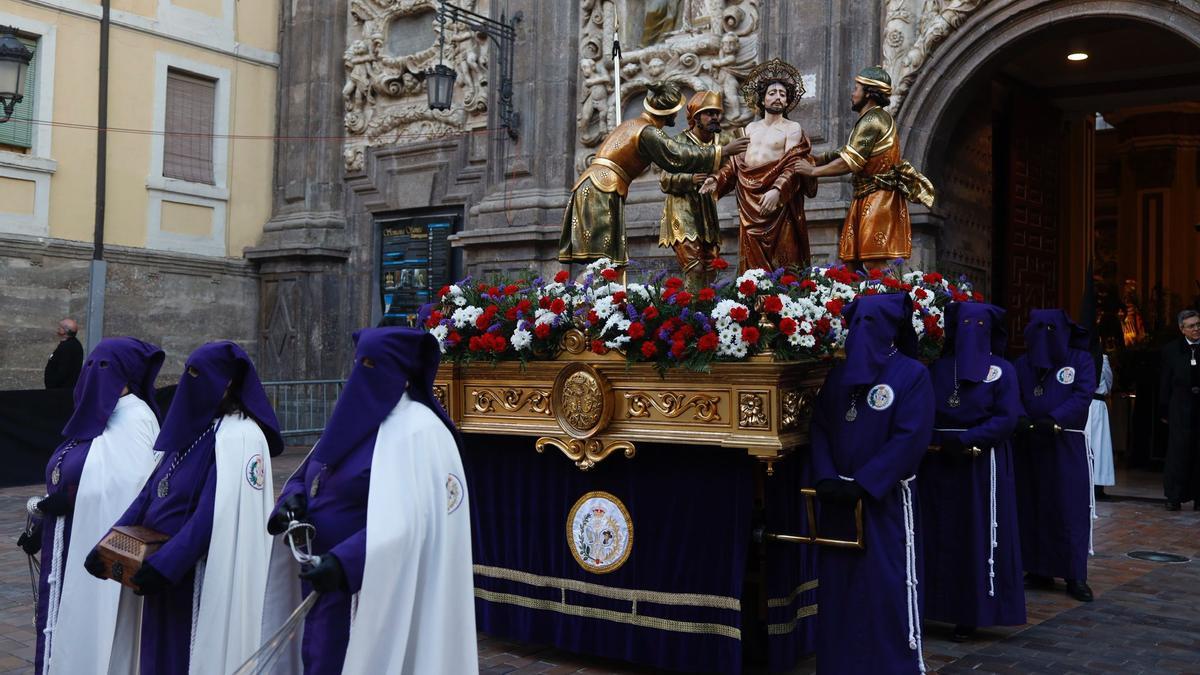 FOTOGALERÍA | Zaragoza se llena de capirotes y bombos en la procesión del Santo Entierro