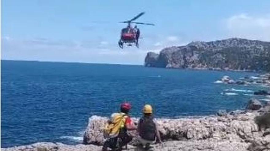 VÍDEO | Rescatan en helicóptero a una excursionista herida en la costa de Deià