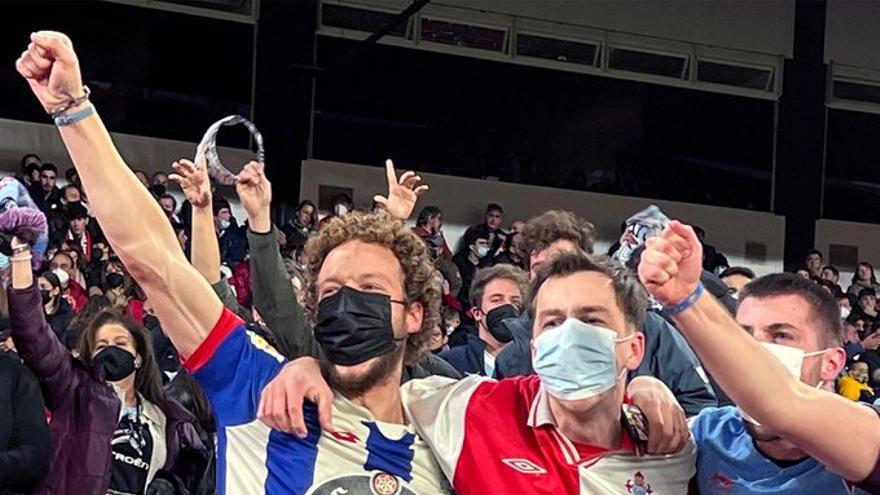 El aficionado céltico con la camiseta del Dépor.