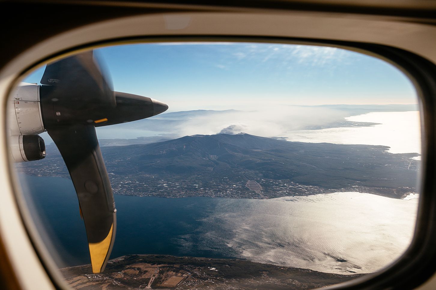 Sobrevolando volcanes en el trayecto de Kagoshima a Sakurajima.