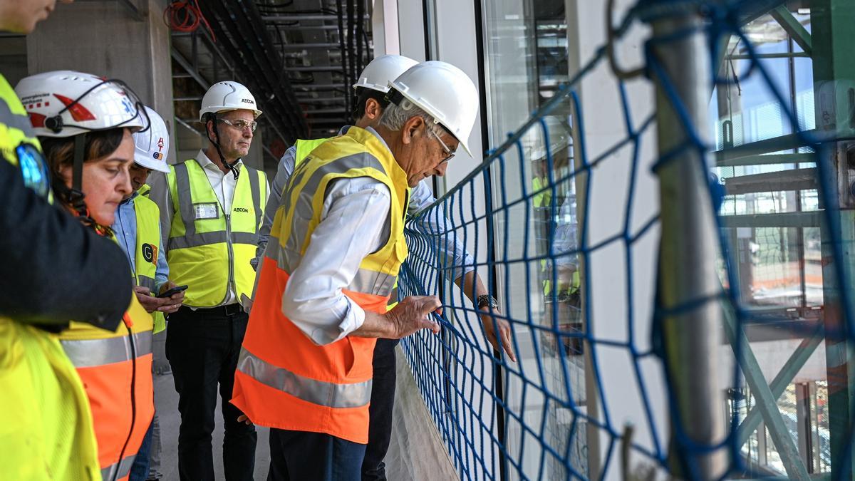 El conseller de Salut, Manel Balcells, en una visita a las obras de la nueva sede del SEM, en L'Hospitalet.