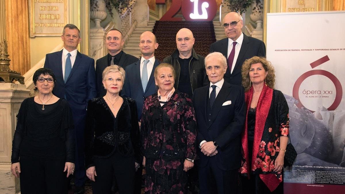 Foto de família de los premiados antes de la ceremonia de entrega de los Premios Opera XXI  esta noche en Barcelona.