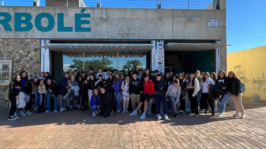 Los estudiantes de la asignatura de Filosofía en la entrada del Teatro Arbolé, en Zaragoza. | SERVICIO ESPECIAL