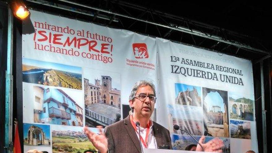Joaquín Macías sustituye a Pedro Escobar al frente de IU en Extremadura