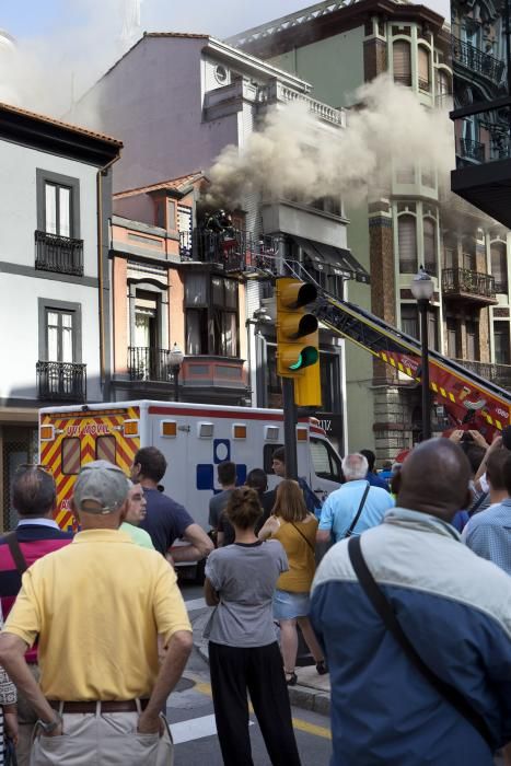 Incendio en un edificio de la calle Los Moros en Gijón