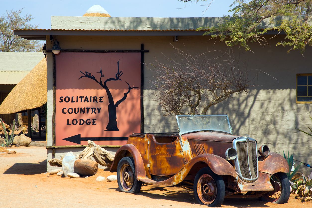 Indicación de uno de los hoteles de Solitaire.