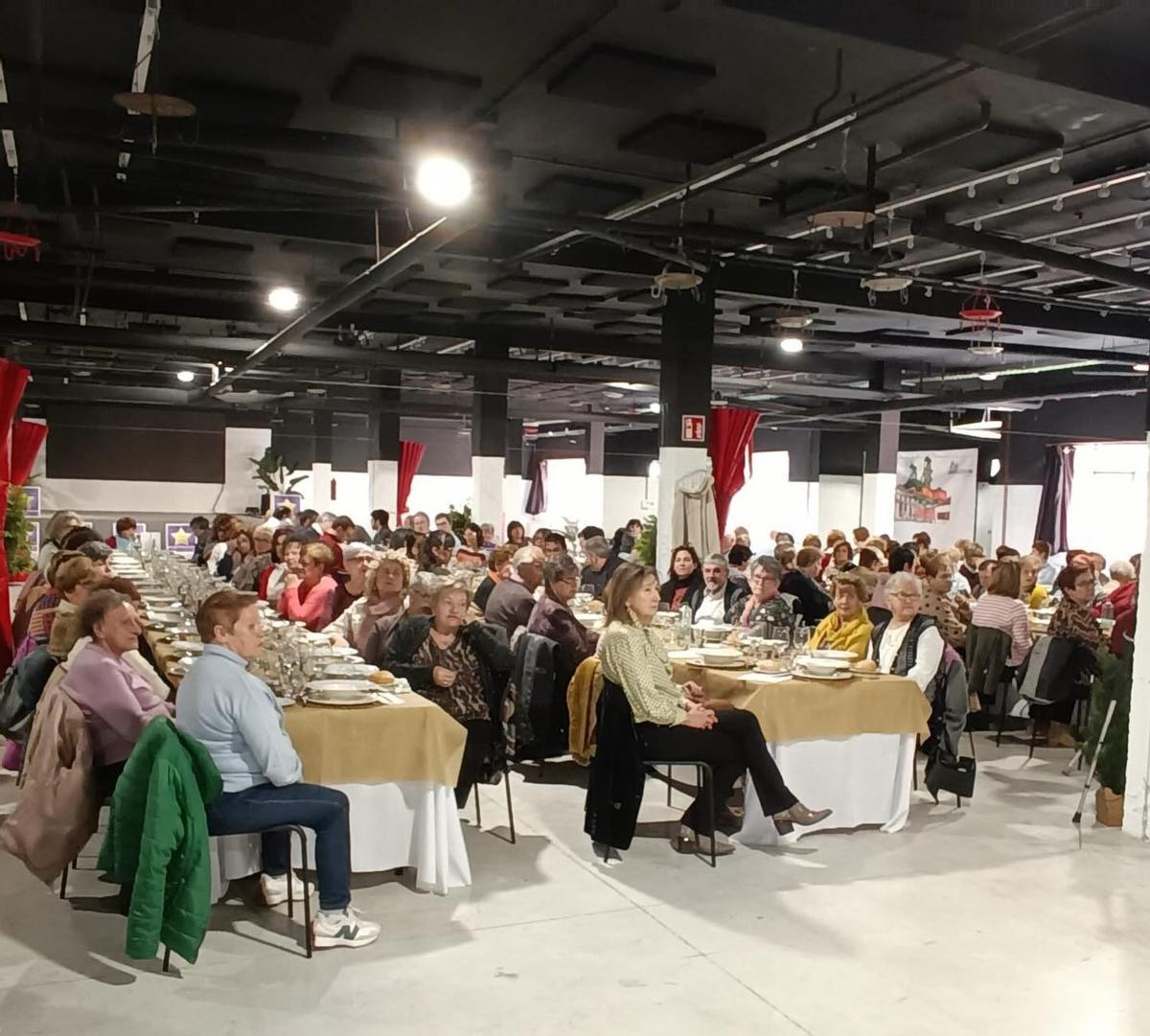 Comida de la concejalía de Igualdad del Ayuntamiento de San Martín del Rey Aurelio en el Pozo Sotón