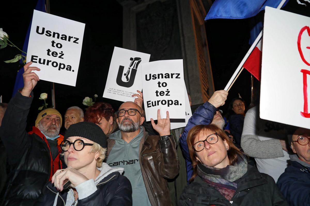 Desde el polémico fallo del TC polaco del pasado jueves, ha crecido el temor a que la confrontación con las instituciones europeas pueda conducir a la salida de Polonia de la UE.