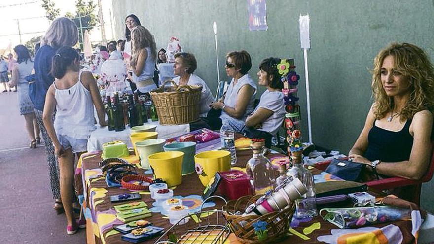 A la izquierda, puesto del mercado artesanal. A la derecha, niños asisten a un espectáculo de guiñoles