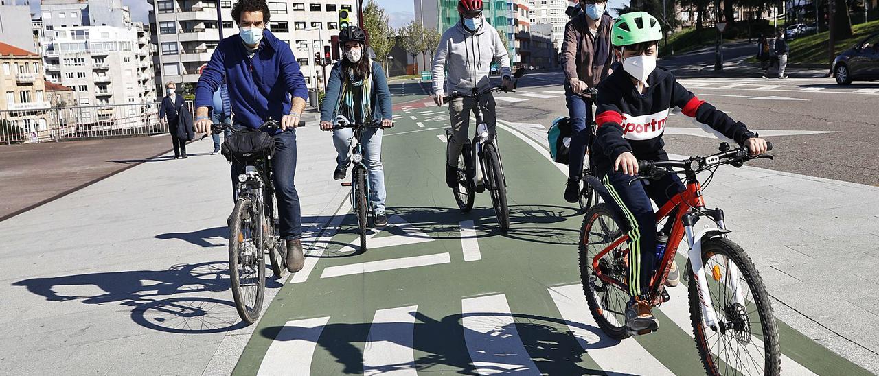 Ciclistas utilizan el carril bici
que pasa por delante de
la sede del Concello.  | // RICARDO GROBAS