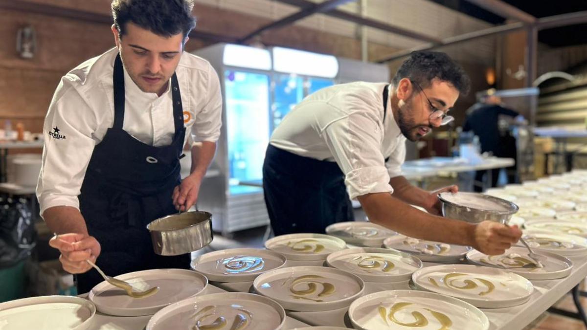 Los chefs catalanes Rafel Múria y Noureddine Jalloul en una demostración de gastronomía catalana halal en Riad.