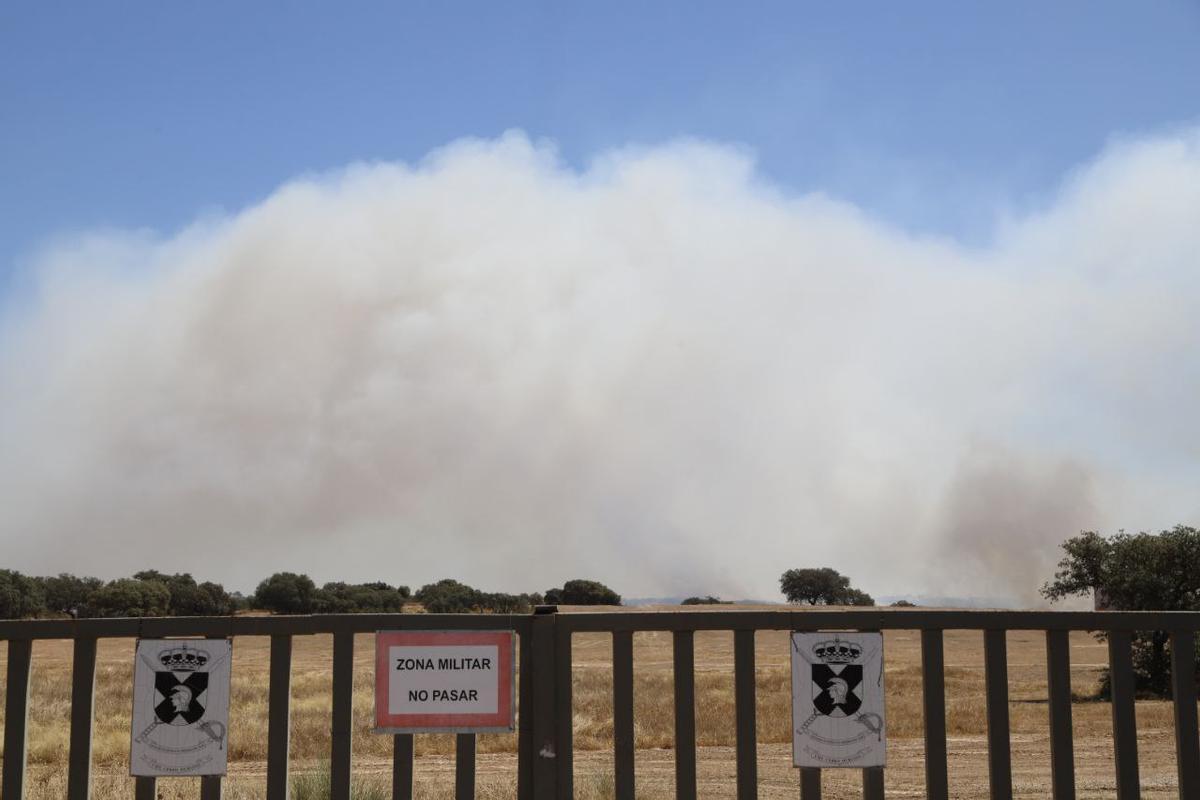 Columna de humo sobre la zona militar de Cerro Muriano que se está viendo afectada por el incendio.