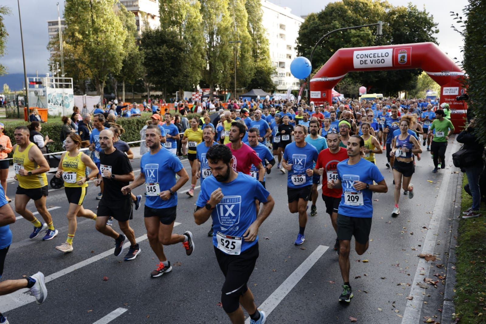 Más de 4.000 personas desafían al tiempo y corren contra el cáncer en Vigo