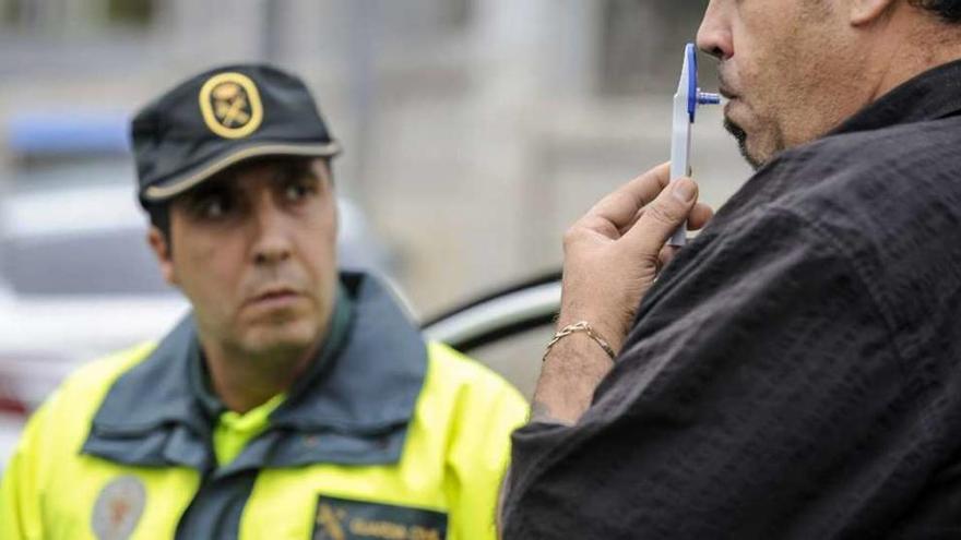 Un agente de Tráfico efectúa el test de detección de drogas en saliva a un conductor. // Brais Lorenzo