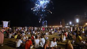 Archivo - Fuegos artificiales durante la tradicional verbena de Sant Joan, a 23 de junio de 2022, en Barcelona