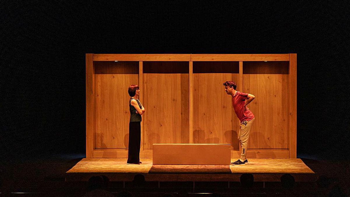 “El mueble”, de Histrión Teatro, hace reír al público zamorano.