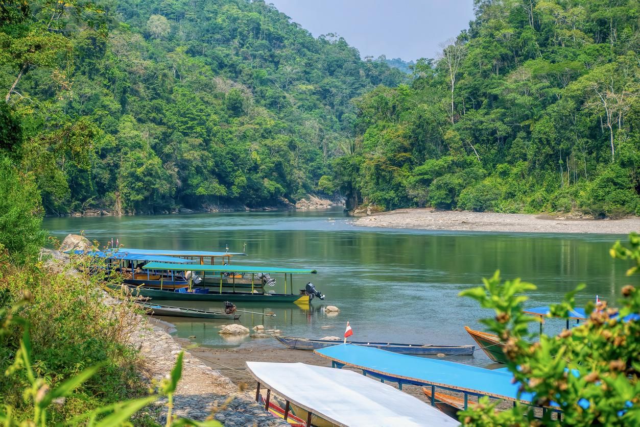 Punto de partida para viajes en bote a los ríos Madre de Dios y Manu en el Parque Nacional del Manu, Perú.