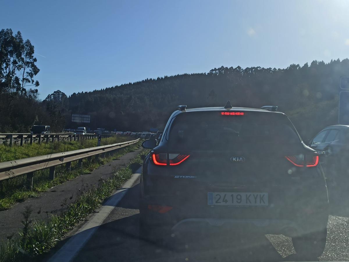 Carava de coches, a la altura de nudo de Serín, a las 16.00 horas