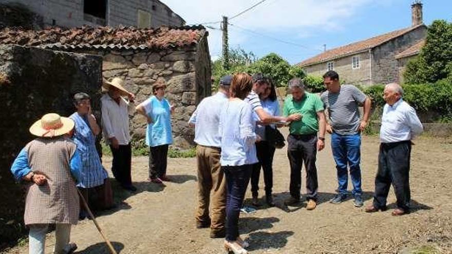 Manuel Cuíña y Klaus Brey se reunieron con los vecinos.