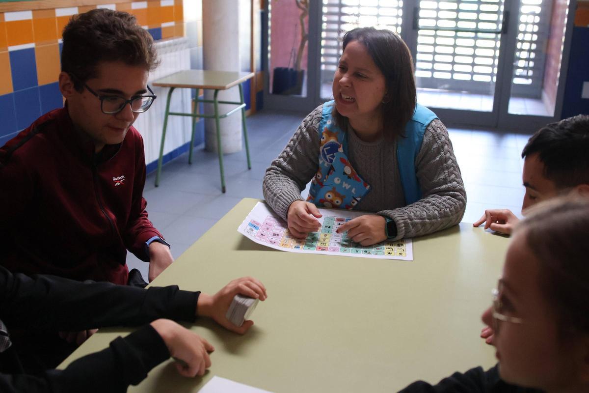 Explicación del juego por parte de una profesora del centro.