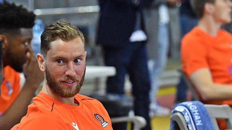 Arnar Björnsson, antes de empezar el partido. |  // VÍCTOR ECHAVE