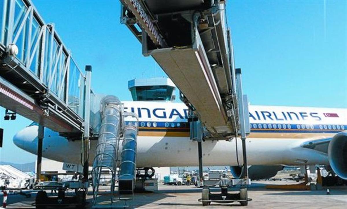 El avión que cubre la ruta entre Singapur y Barcelona, en El Prat.