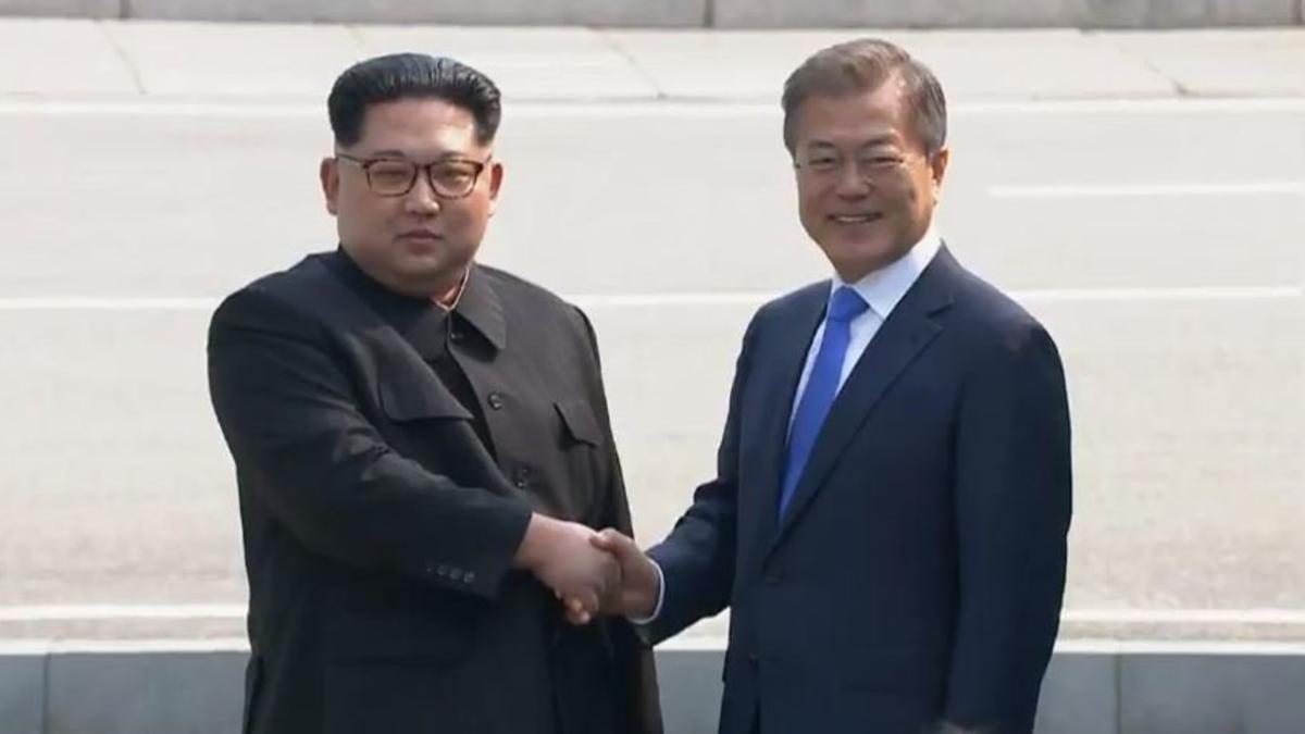 Saludo histórico entre Kim Jong-un y Moon Jae-in, al inicio de la cumbre entre las dos Coreas.