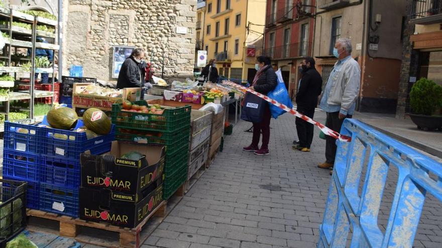 Puigcerdà posarà pilones retràctils al perímetre de l’illa de vianants