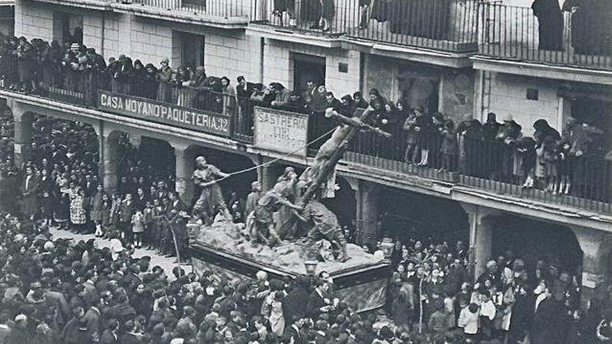 Imagen de La Elevación durante la procesión de Jesús Nazareno en el año 1926, una década antes de la última suspensión de la Semana Santa.