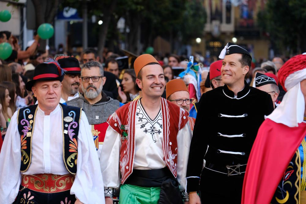 Millones de papelitos sobrevolaron a los miles de eldenses que se apiñaron cerca del castillo de Embajadas para escuchar y cantar el pasodoble Idella, que marca el comienzo de las fiestas